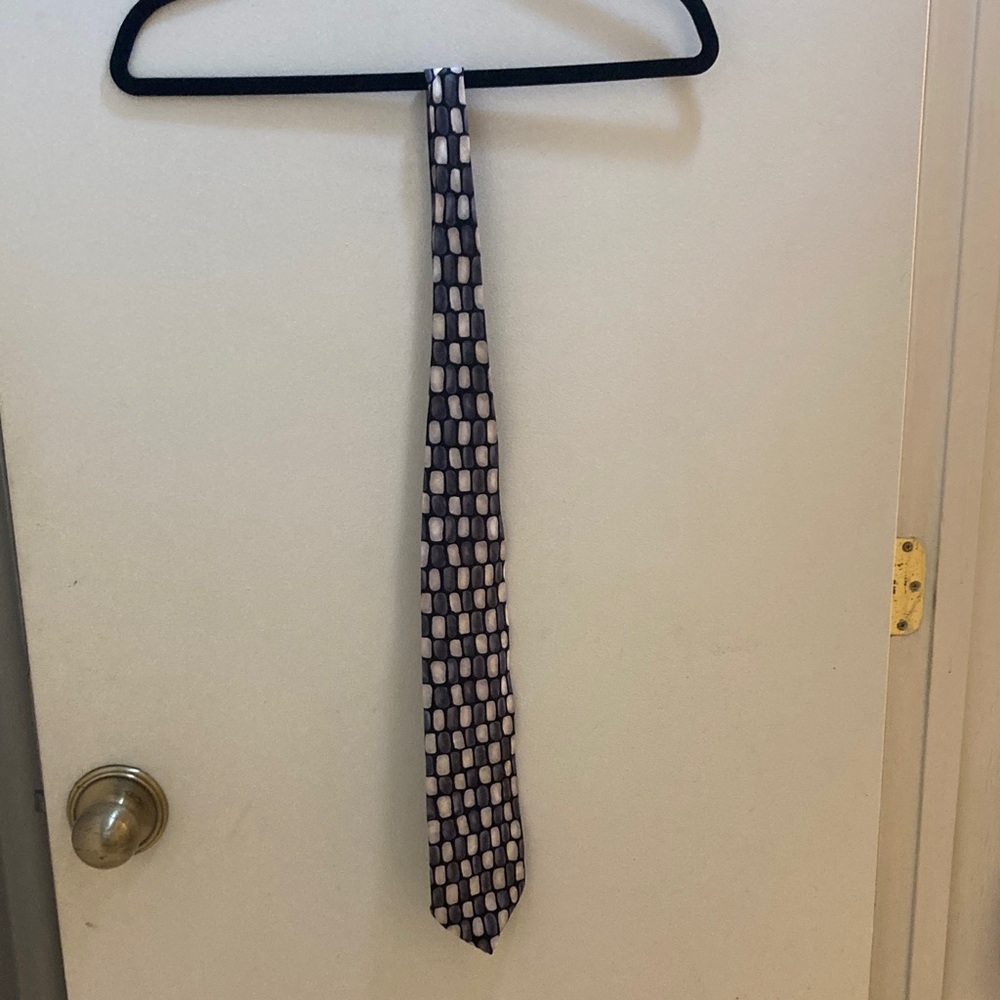Source Unknown Black and White Geometric Tie